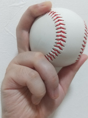 agarre-del-gyroball-de-cuatro-costuras-lado-izquierdo